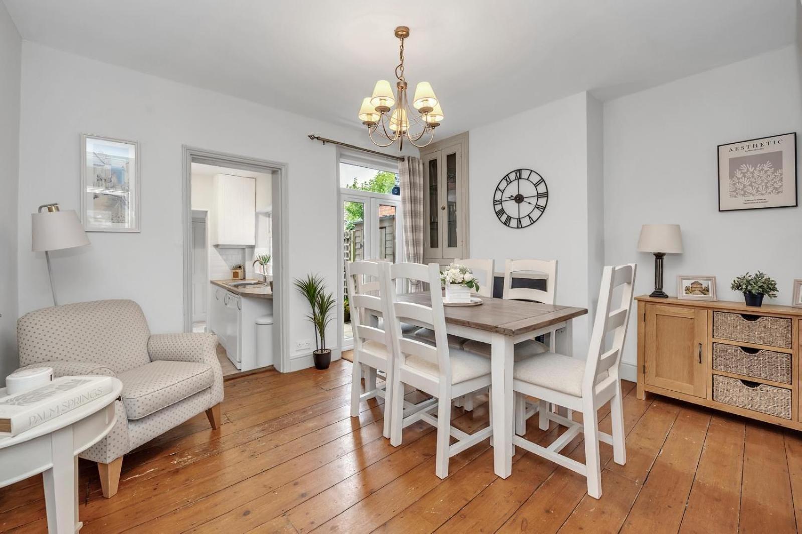 Delightful 10 St Martins - 2 Bed, 2 Bathroom With Parking Available