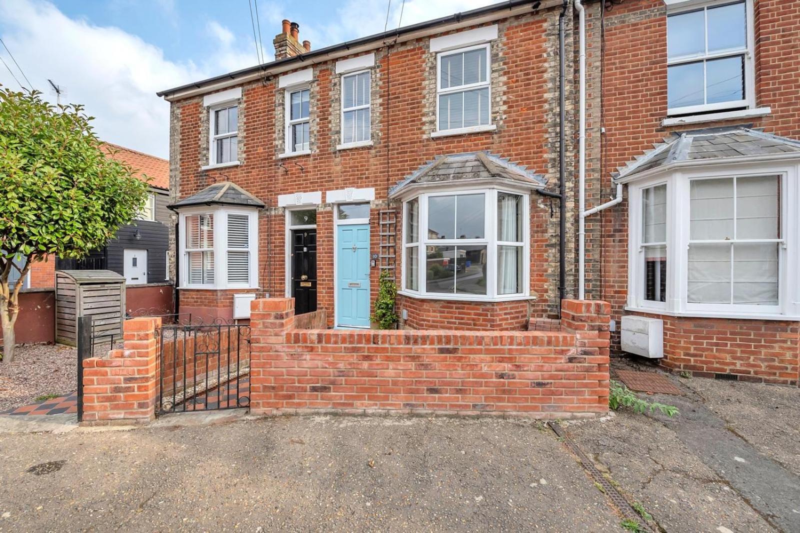 Delightful 10 St Martins - 2 Bed, 2 Bathroom With Parking Available *